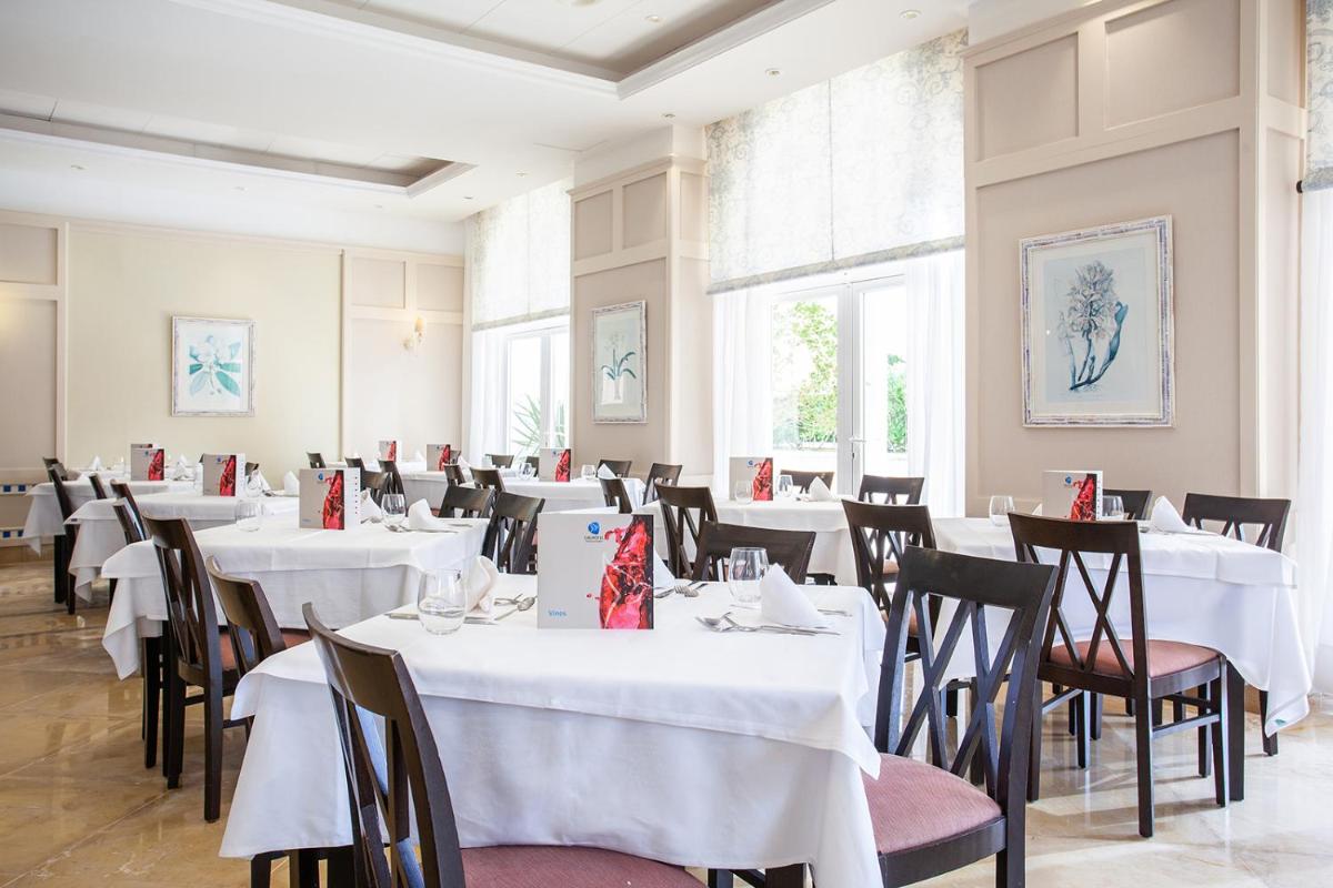 Un restaurante o sitio para comer en Grupotel Macarella Suites & Spa