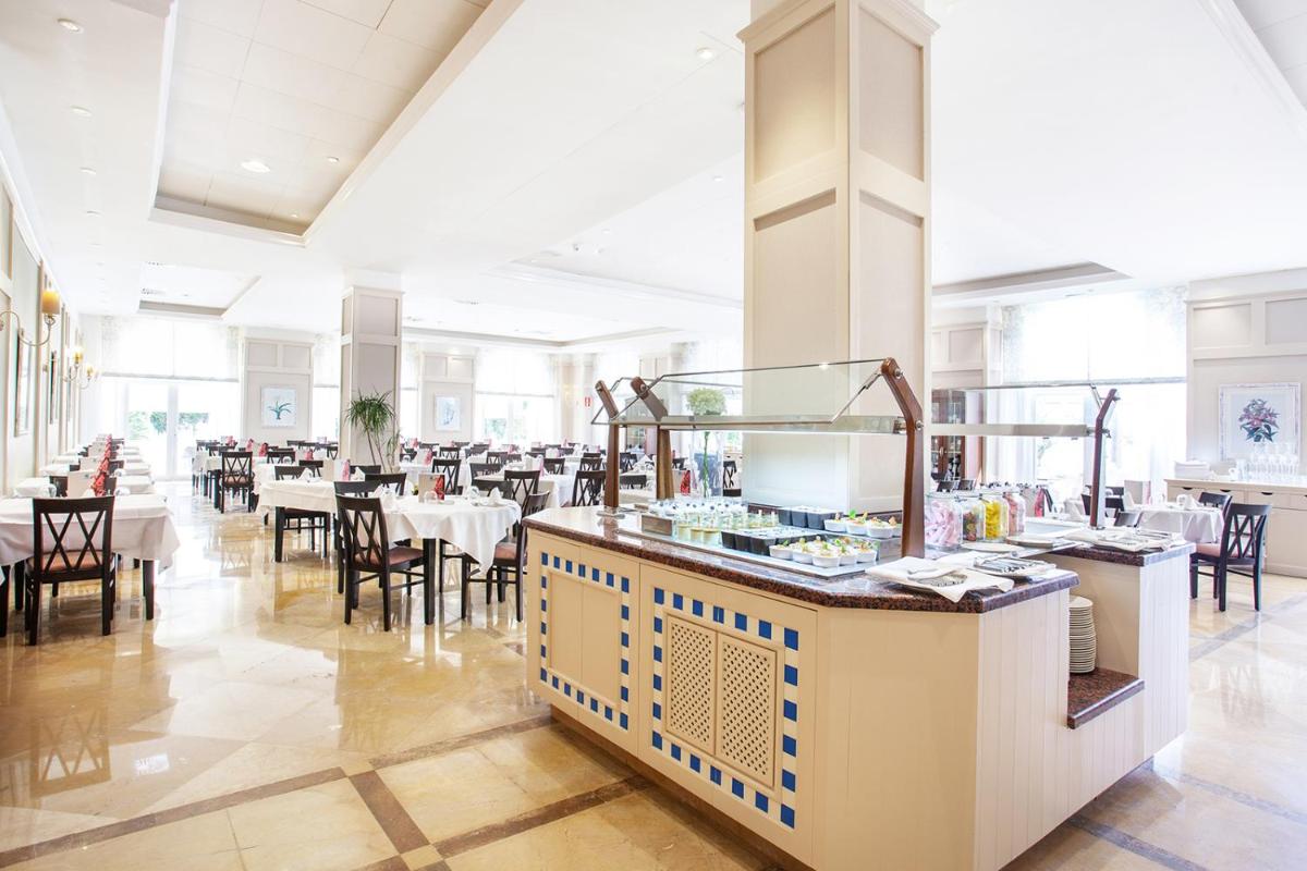 Un restaurante o sitio para comer en Grupotel Macarella Suites & Spa