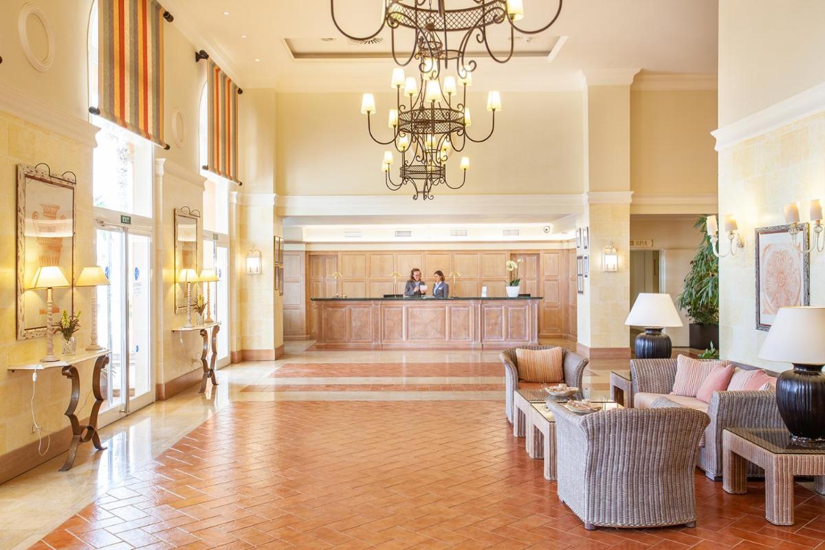Zona de estar de Grupotel Macarella Suites & Spa