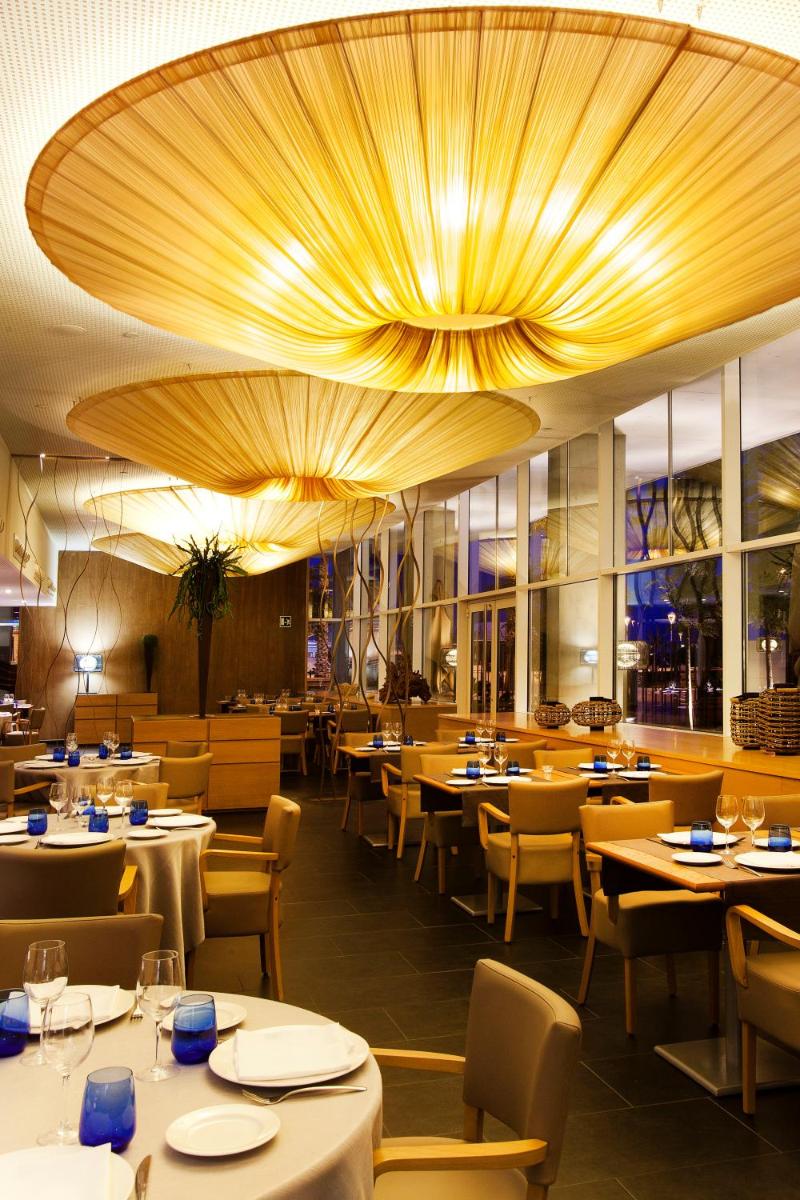 Un restaurante o sitio para comer en Atenea Port Barcelona Mataró