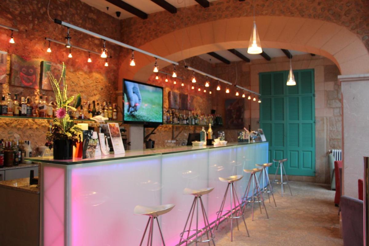 El salón o zona de bar de Sa Cabana Hotel & Spa - Adults Only
