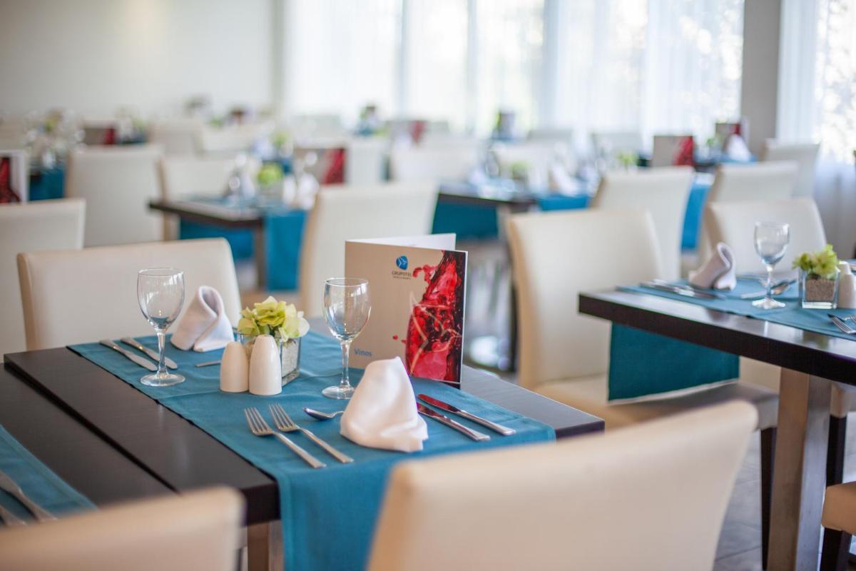 Un restaurante o sitio para comer en Grupotel Montecarlo