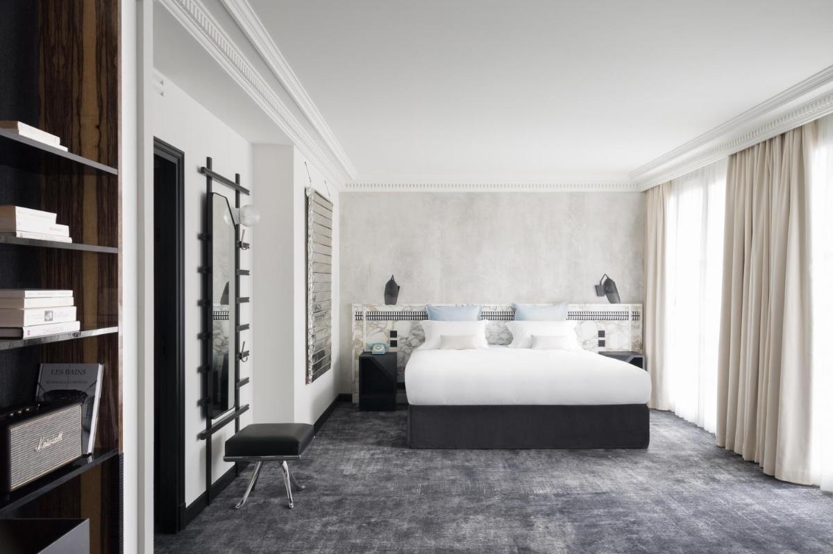 Un ou plusieurs lits dans un hébergement de l'établissement Hotel Les Bains Paris