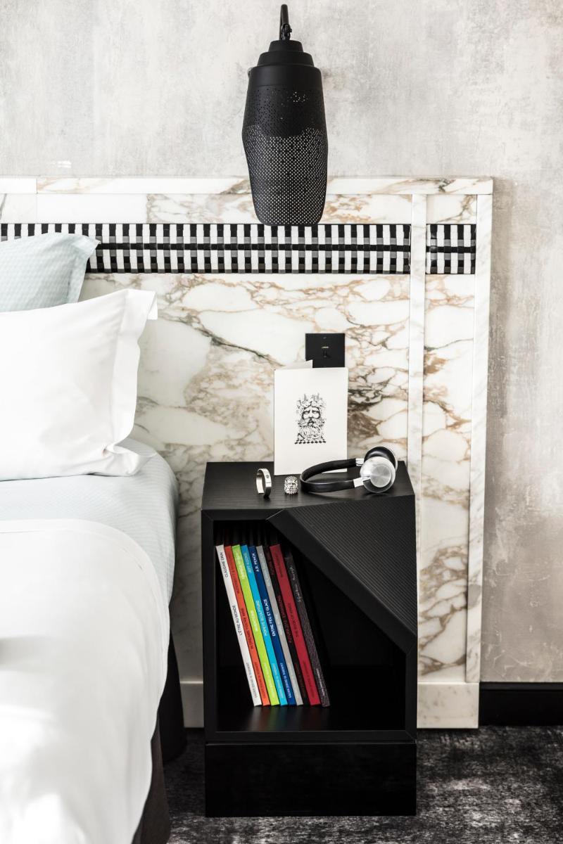 Un ou plusieurs lits dans un hébergement de l'établissement Hotel Les Bains Paris