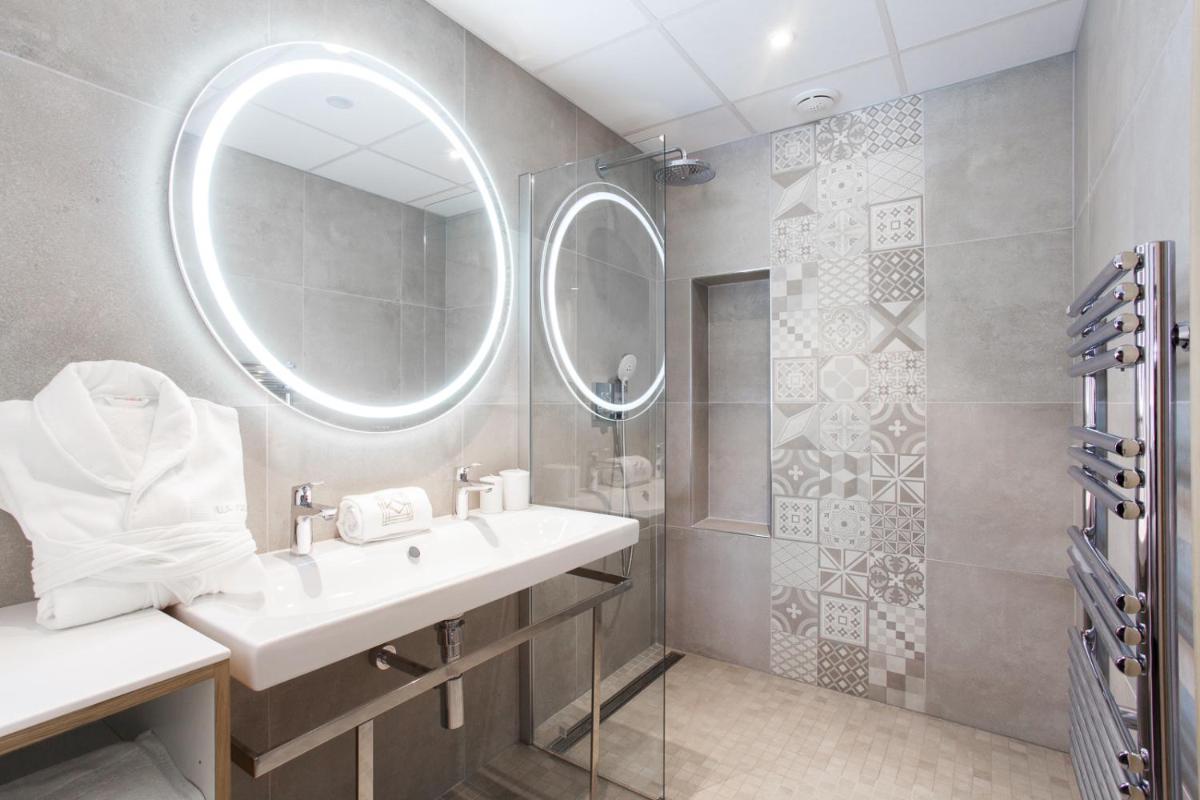 Salle de bains dans l'établissement Hôtel & Spa Villa Seren