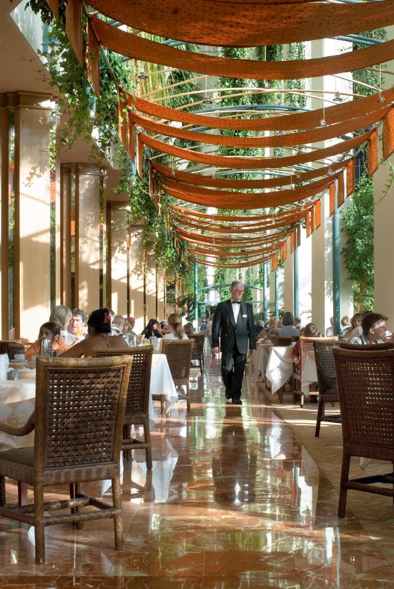 Un restaurante o sitio para comer en Beatriz Costa & Spa