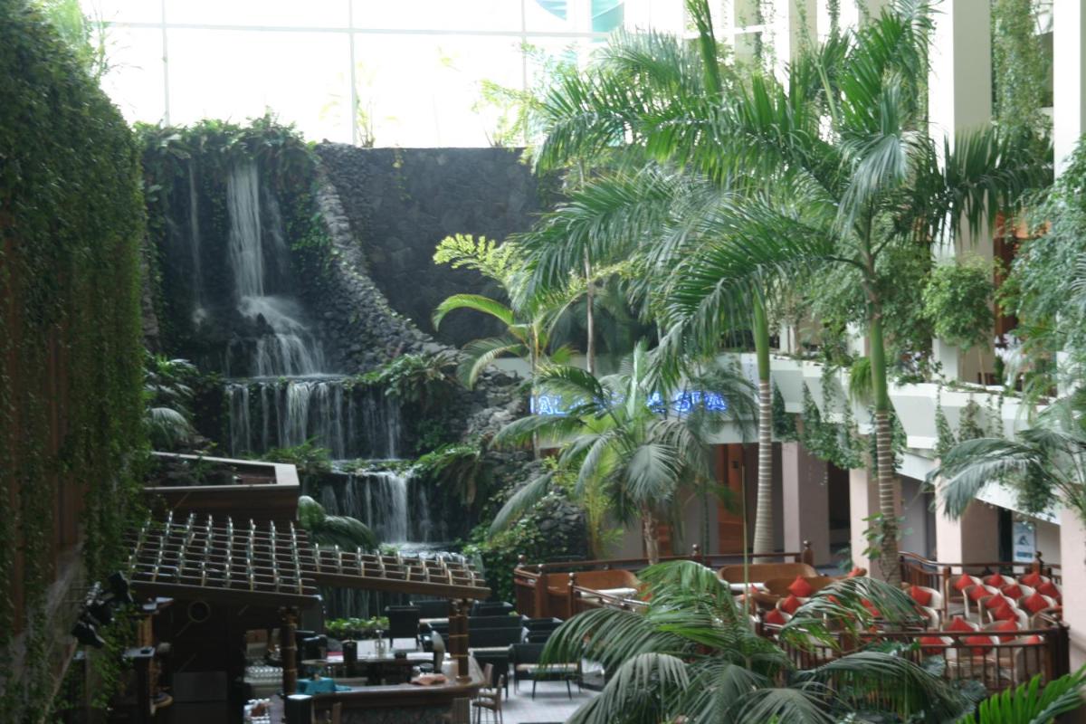 Jardín al aire libre en Beatriz Costa & Spa