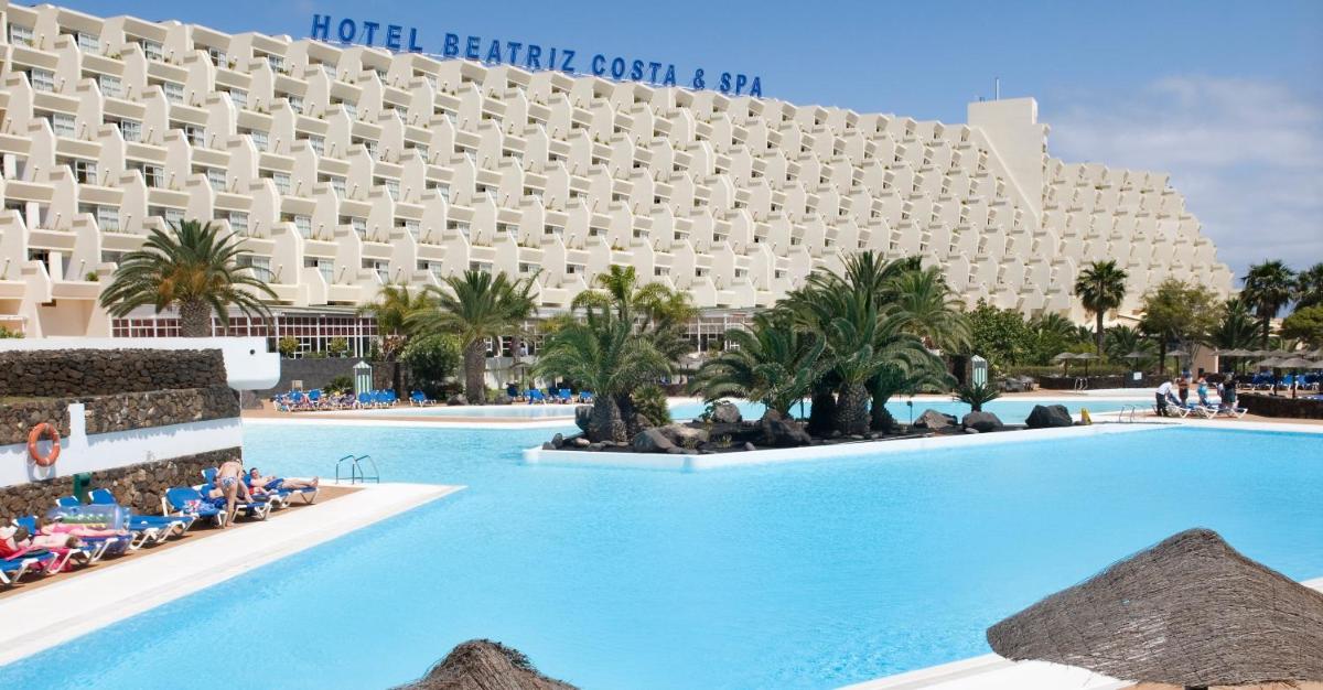 - Vistas al casino del hotel Jerusalén y a la piscina en Beatriz Costa & Spa, en Costa Teguise