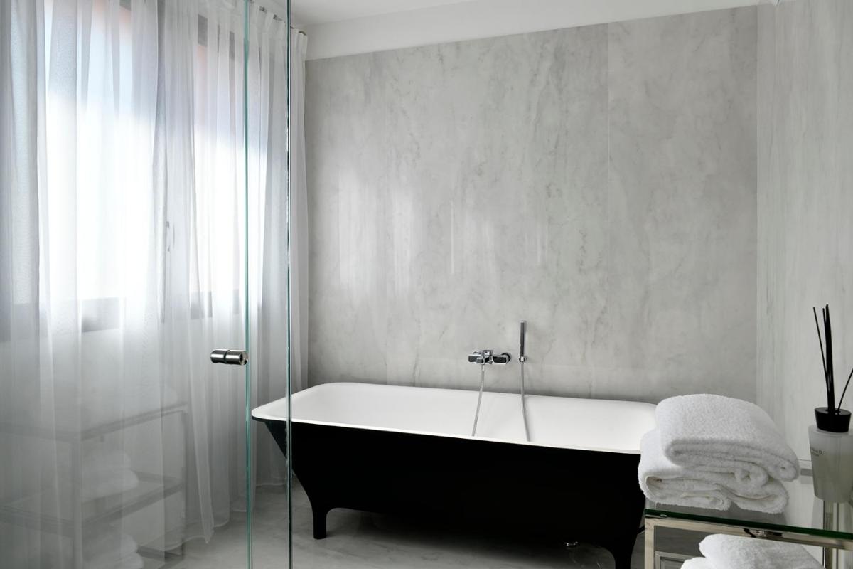 Salle de bains dans l'établissement Hôtel Restaurant le Touring - Teritoria