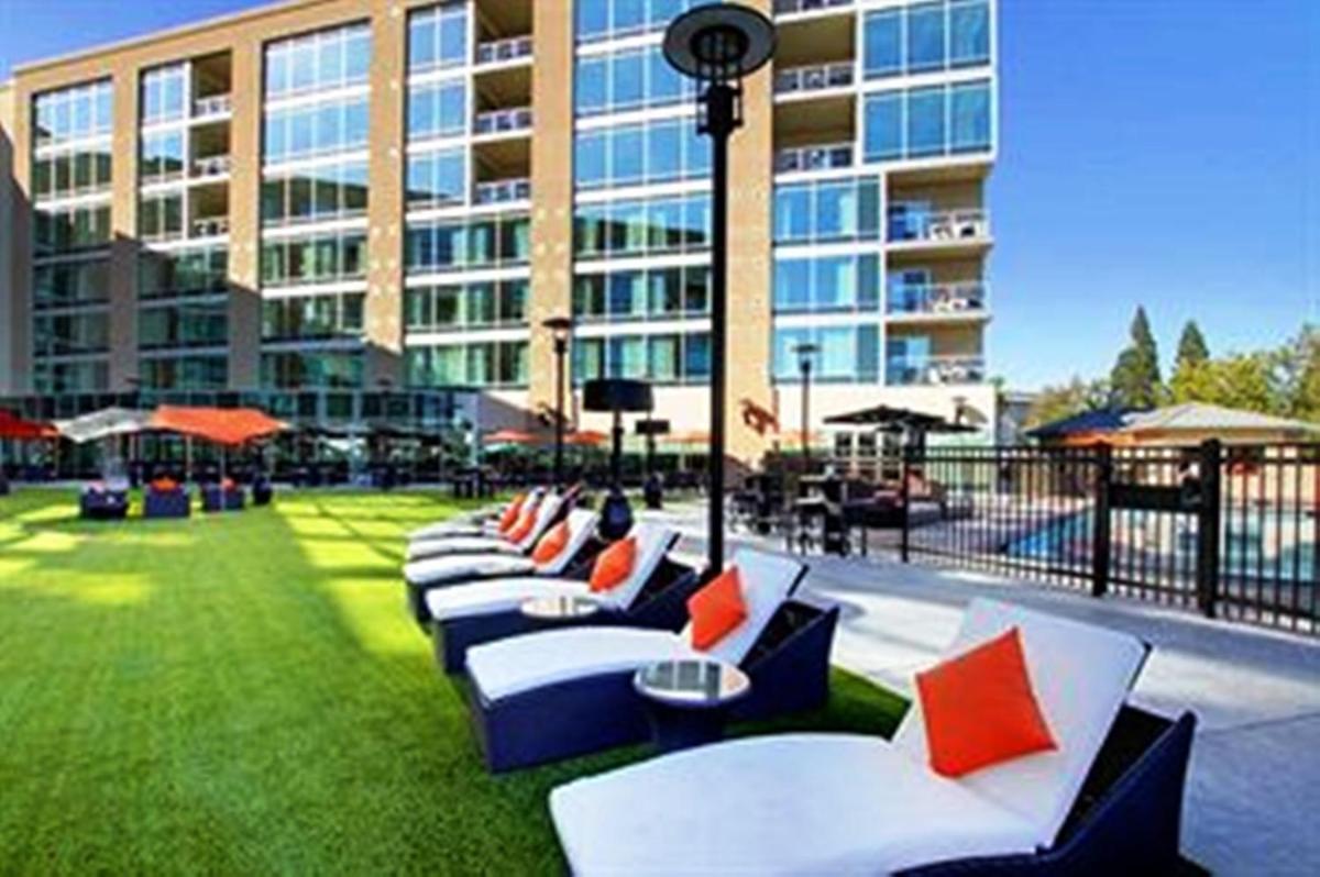 University Plaza Waterfront Hotel - Housity