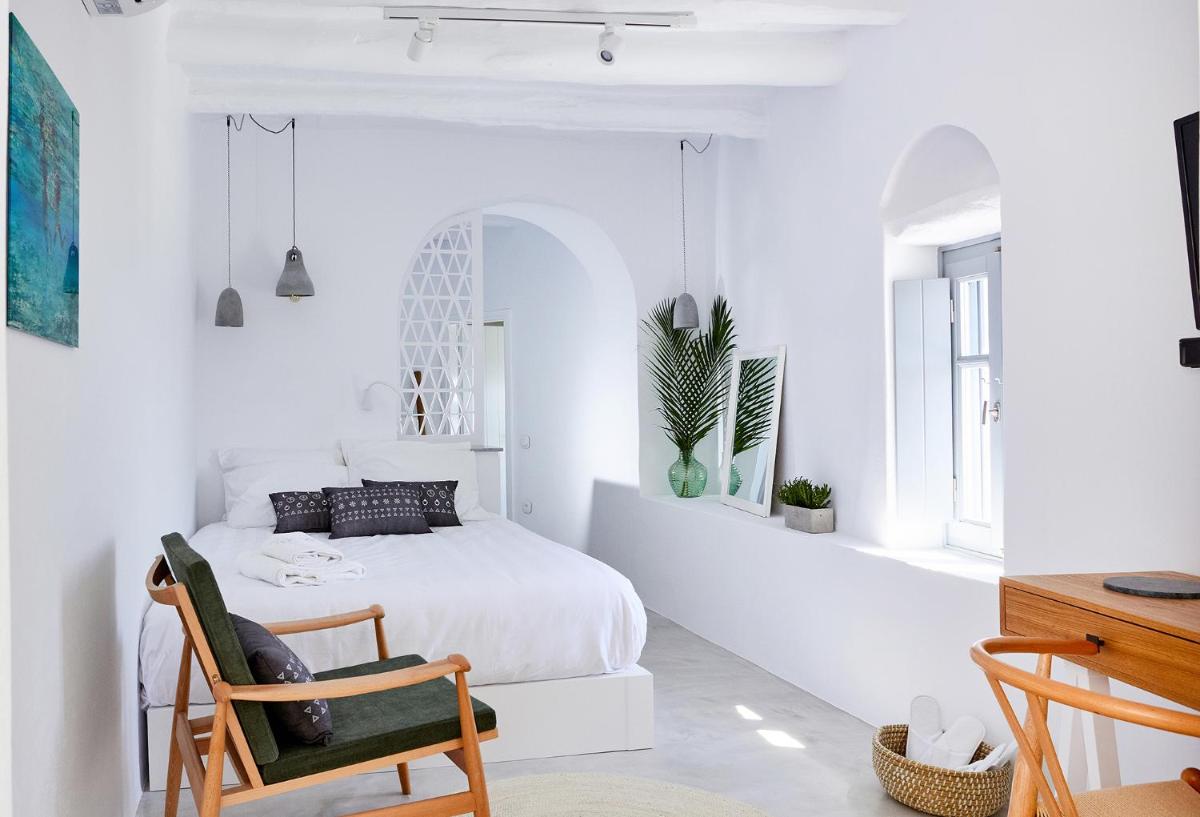 Living Theros Luxury Suites - Housity