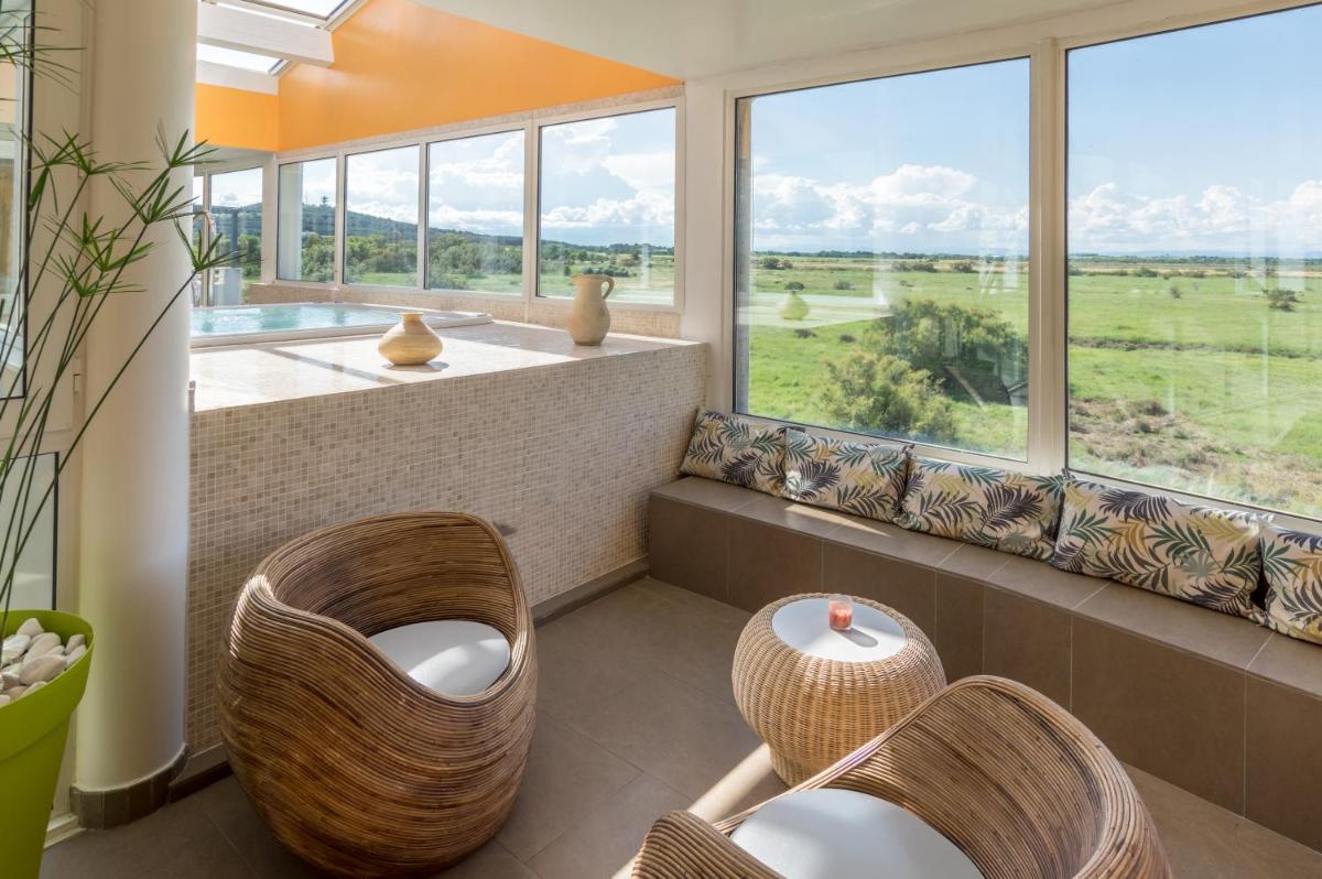Coin salon dans l'établissement Résidence Hôtelière Natureva & Spa