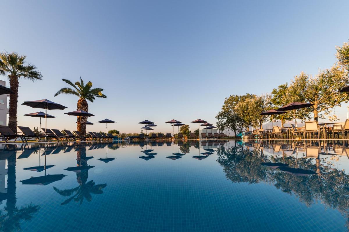 Mythic Summer Hotel - Housity
