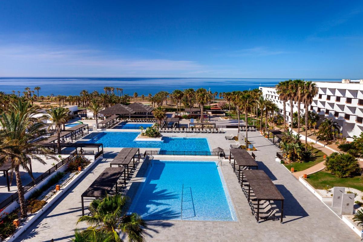 una vista aérea de la piscina de un resort en Barceló Cabo de Gata, en Retamar