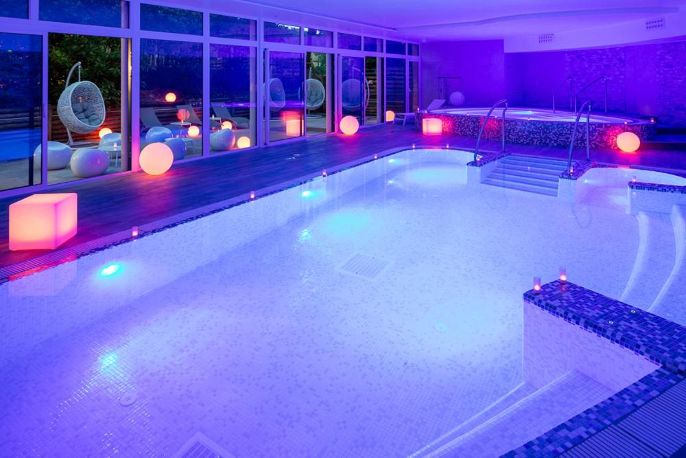 Piscine de l'établissement Hôtel & Spa Vitalparc, The Originals Collection ou située à proximité
