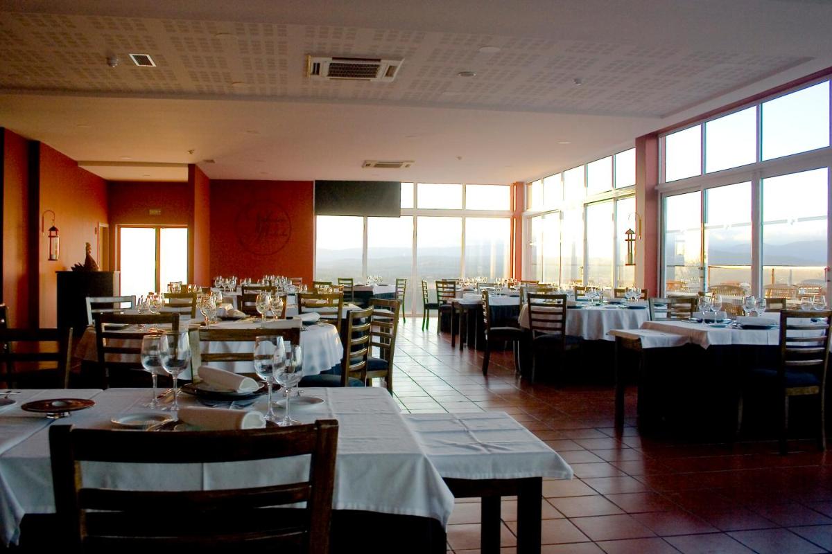 Um restaurante ou outro lugar para comer em Hotel Da Montanha