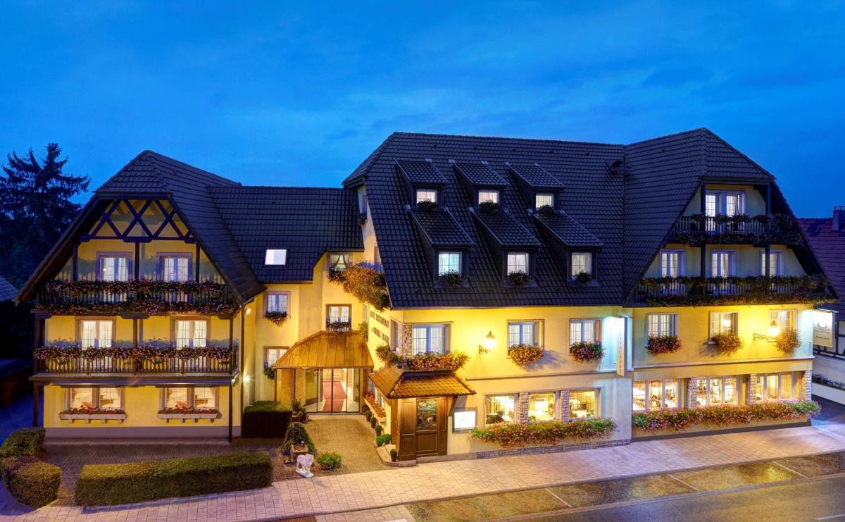 une maison avec un toit noir dans l'établissement Best Western Plus Au cheval Blanc à Mulhouse, à Baldersheim