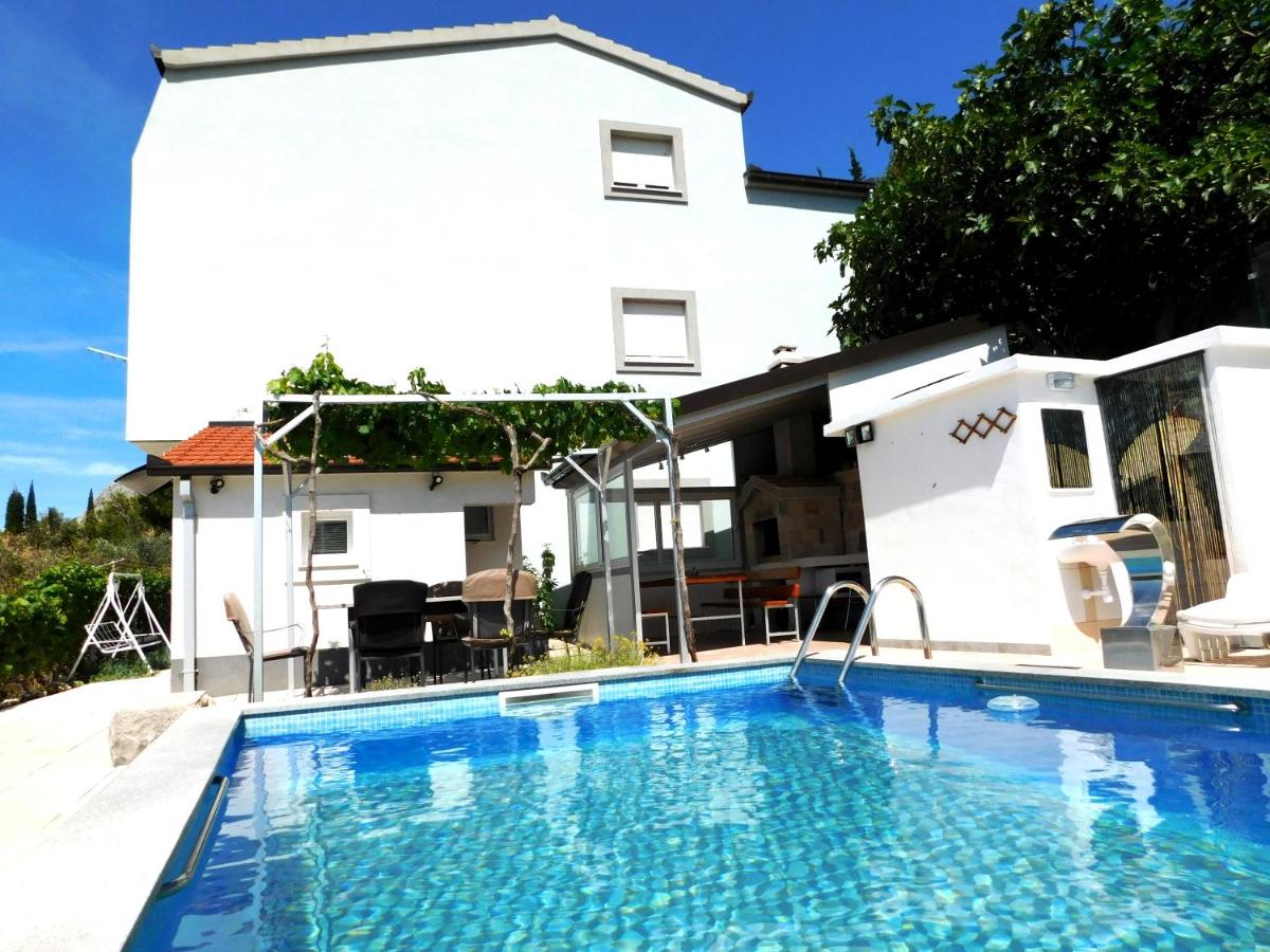 Villa Valenta-Klis near Split, heated pool & view - Housity