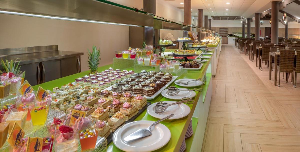 Comida en o cerca de este resort