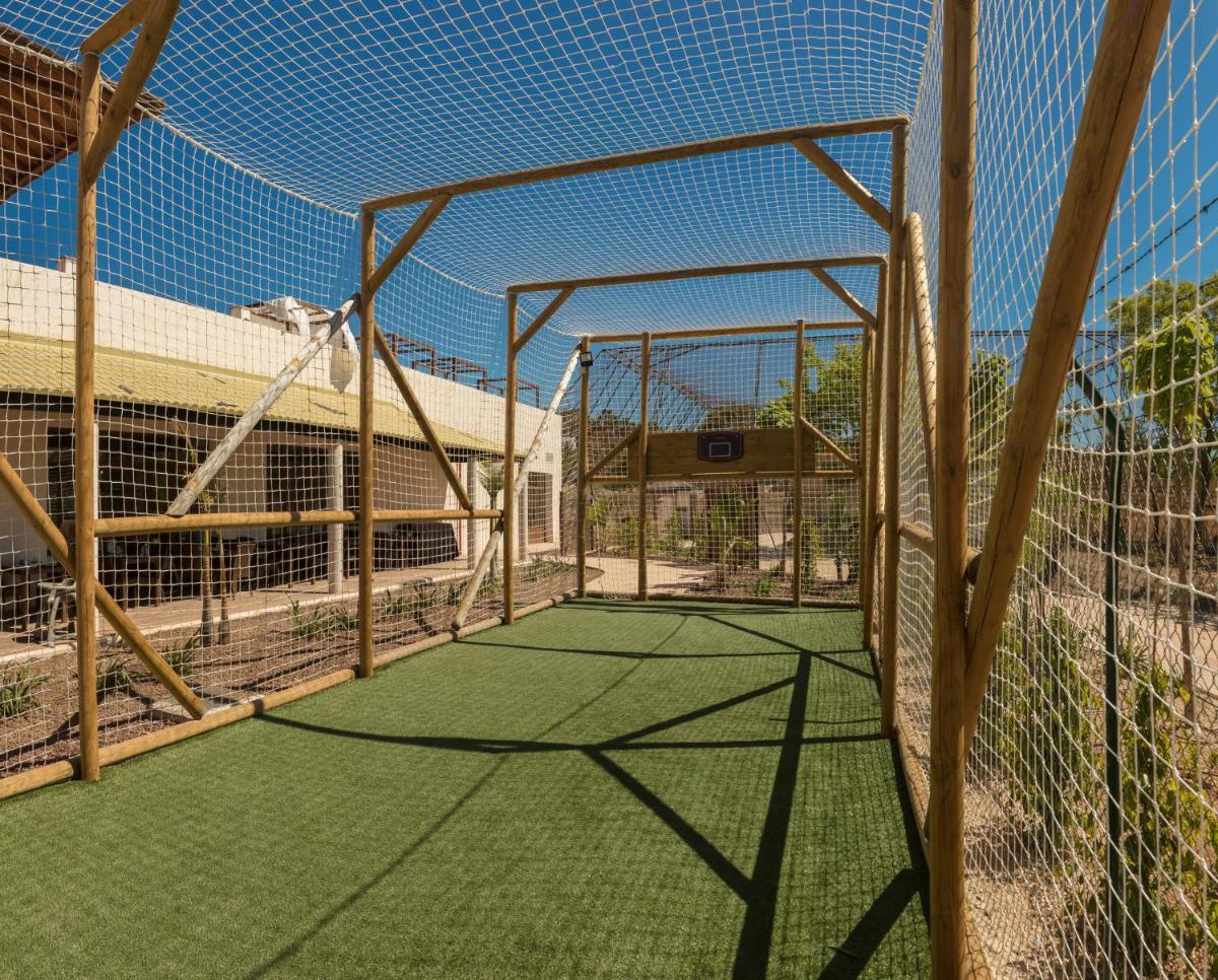 Instalaciones para jugar a tenis o squash en Magic Natura Resort o alrededores