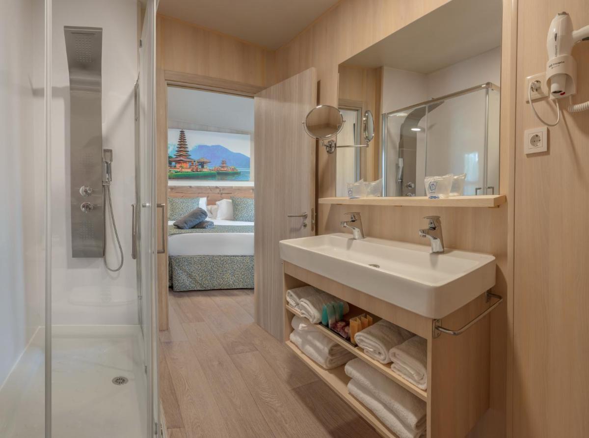 un baño con lavabo y ducha en Magic Natura Resort, en Benidorm