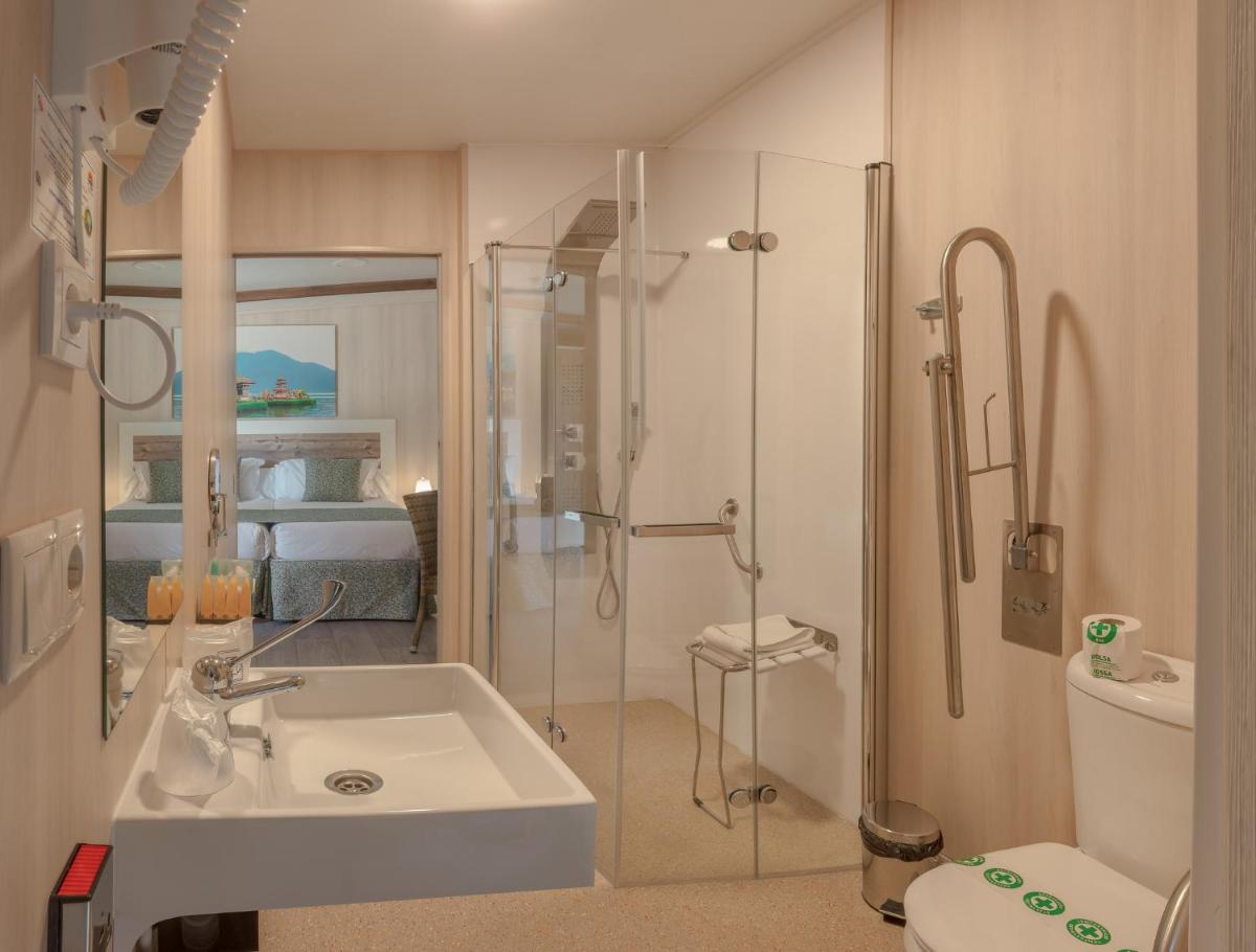 Un baño de Magic Natura Resort