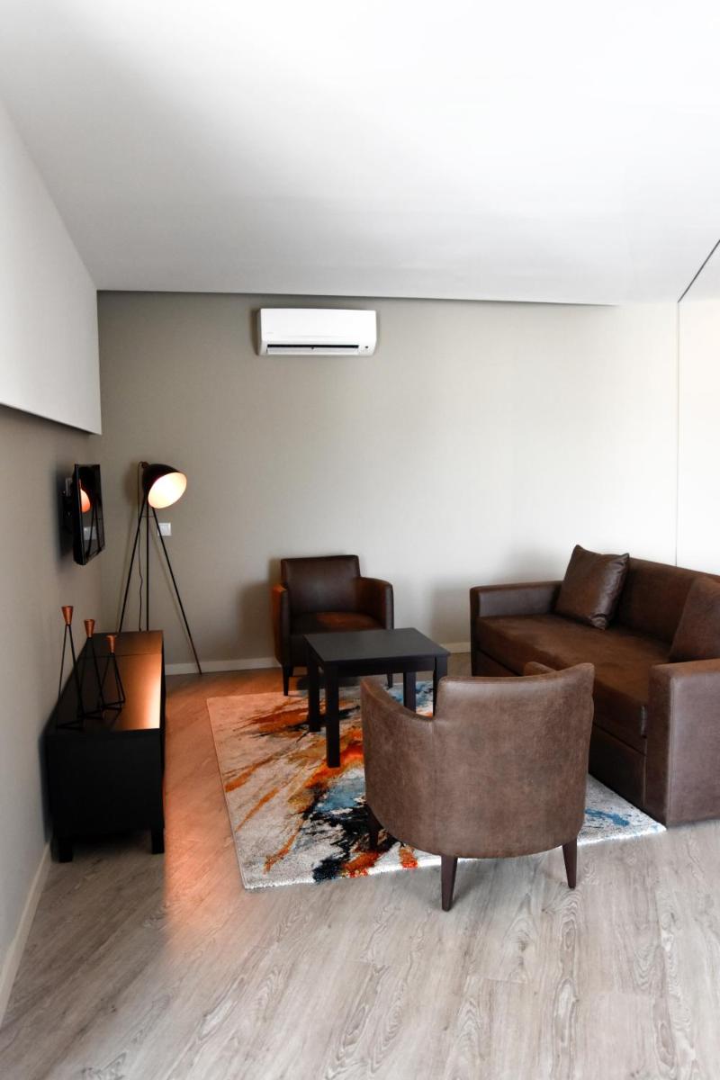 Uma área de estar em AP Maria Nova Lounge - Adults Friendly