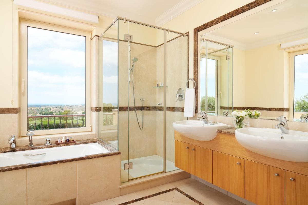 Uma casa de banho em Monte Rei Golf & Country Club