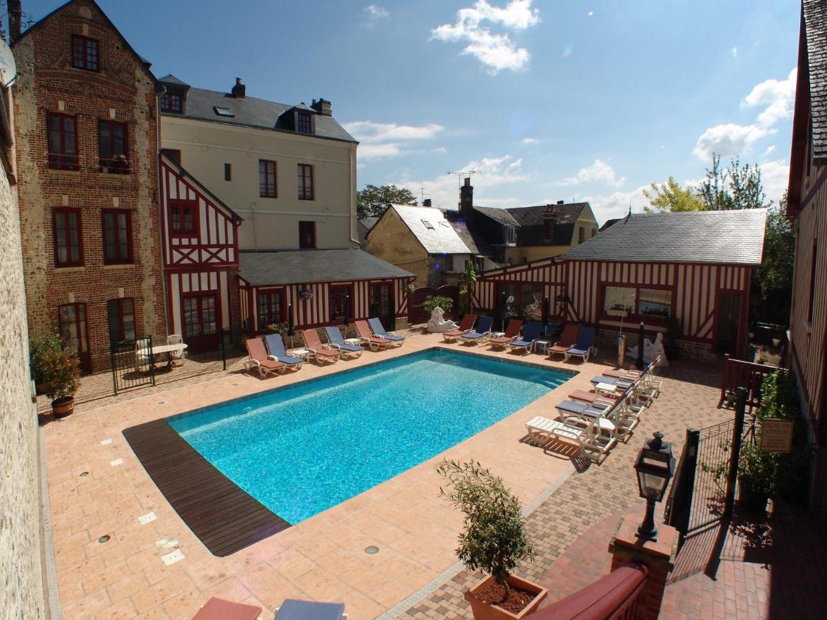 Piscine de l'établissement Hôtel L'Ecrin ou située à proximité