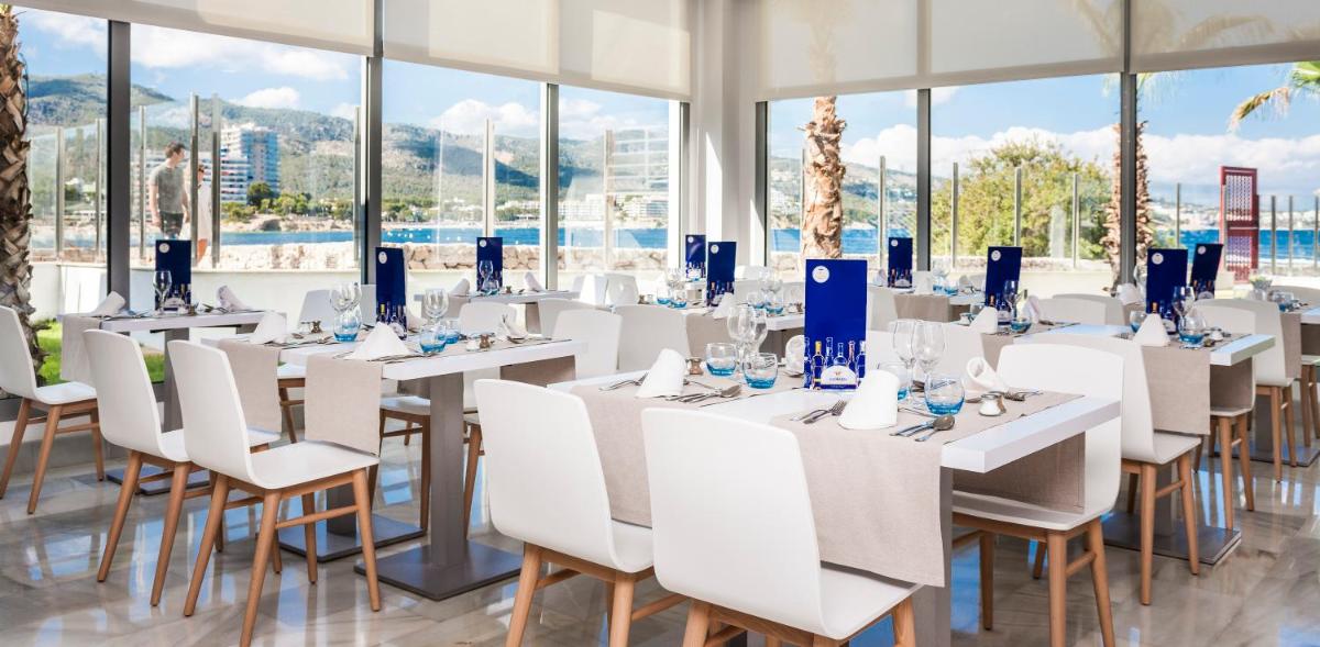 Un restaurante o sitio para comer en Globales Santa Lucia - Adults Only 18