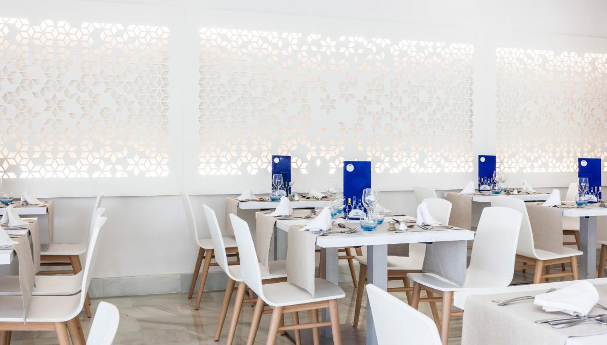 Un restaurante o sitio para comer en Globales Santa Lucia - Adults Only 18