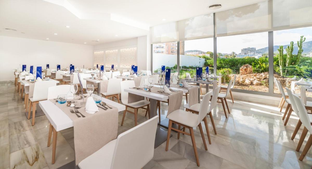 Un restaurante o sitio para comer en Globales Santa Lucia - Adults Only 18