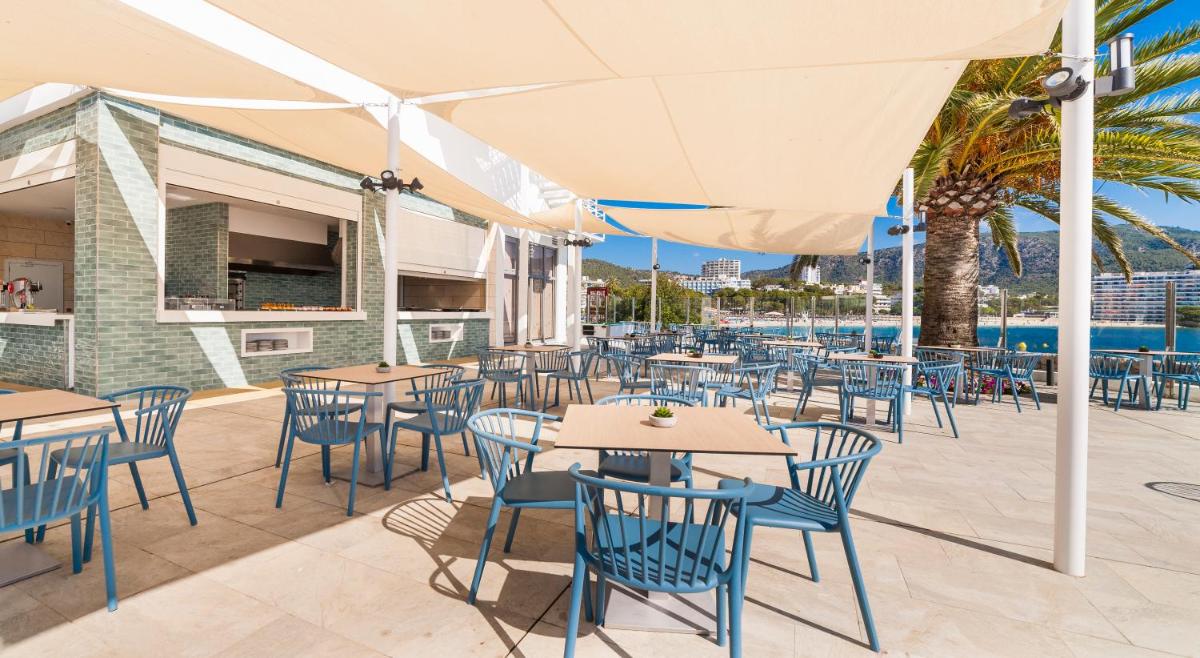 Un restaurante o sitio para comer en Globales Santa Lucia - Adults Only 18
