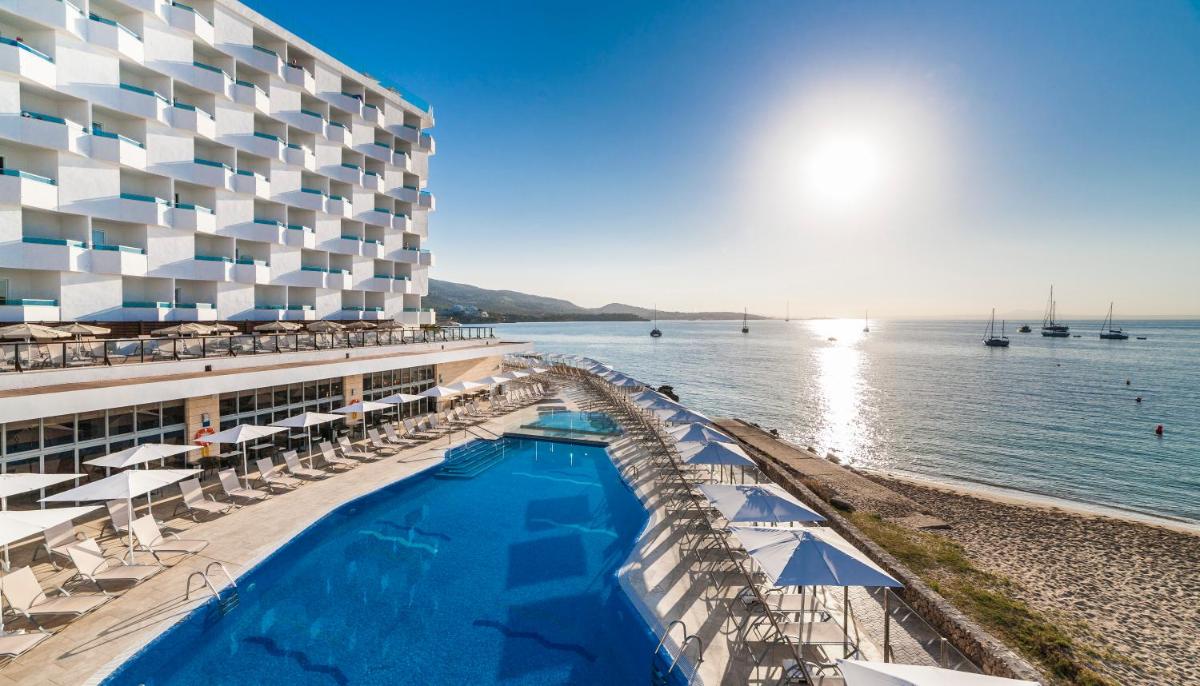 un hotel con una piscina junto a un cuerpo de agua en Globales Santa Lucia - Adults Only 18, en Palmanova