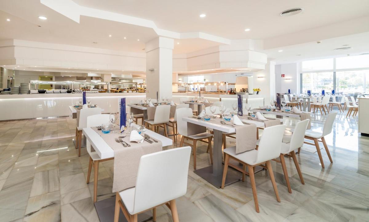 Un restaurante o sitio para comer en Globales Santa Lucia - Adults Only 18