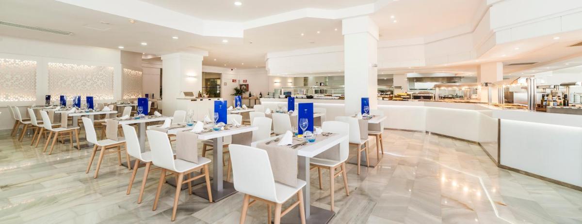 Un restaurante o sitio para comer en Globales Santa Lucia - Adults Only 18