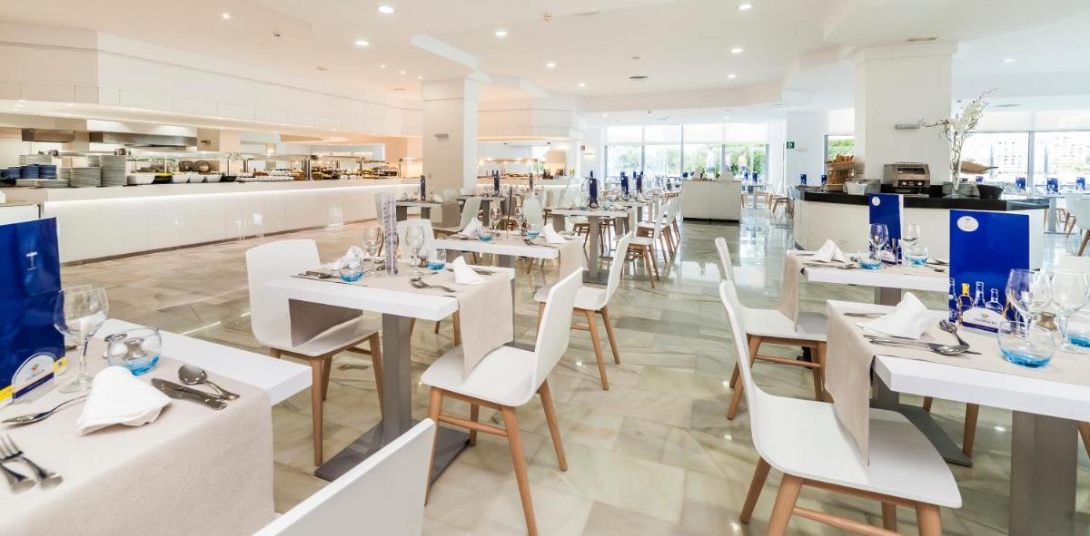 Un restaurante o sitio para comer en Globales Santa Lucia - Adults Only 18