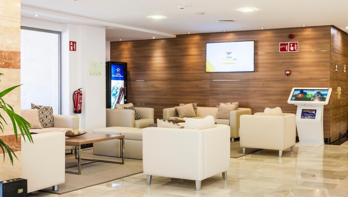 Una televisión o centro de entretenimiento en Globales Santa Lucia - Adults Only 18