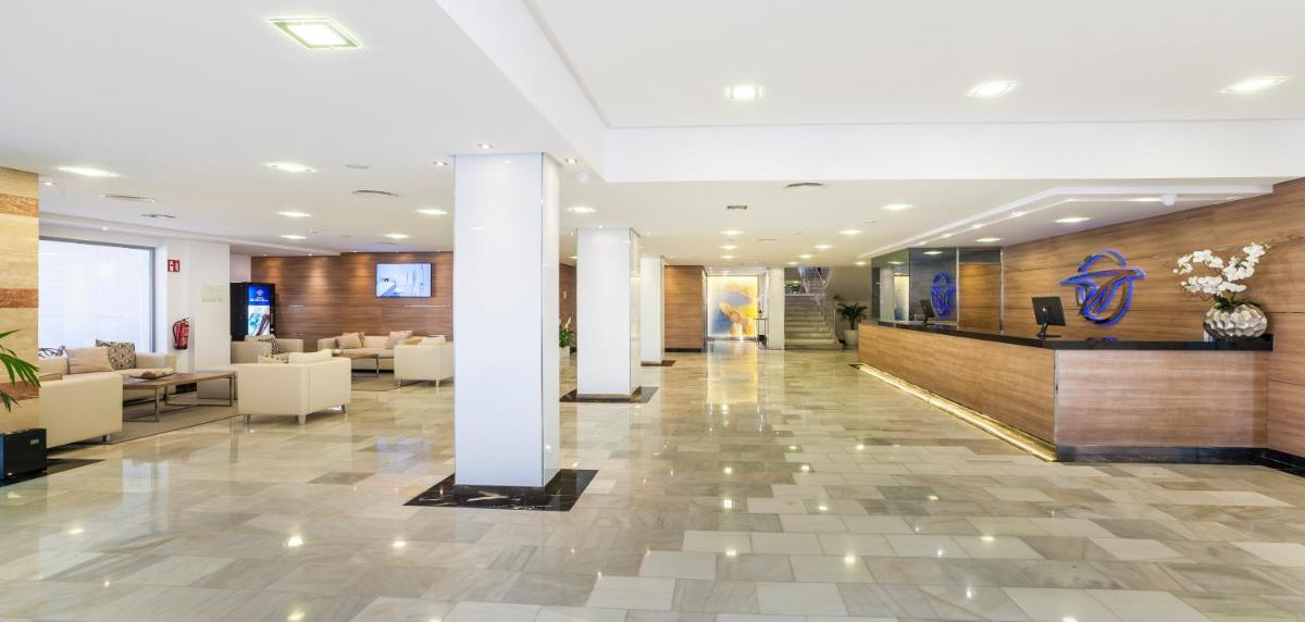 Un vestíbulo de un hospital con mesas y sillas. en Globales Santa Lucia - Adults Only 18, en Palmanova 48 fotos más