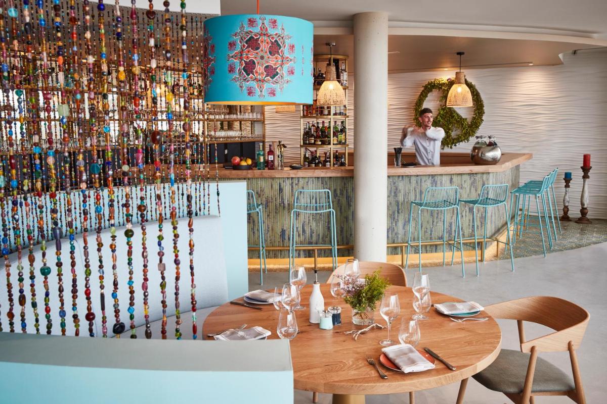 Bebidas en 7Pines Resort Ibiza, part of Destination by Hyatt