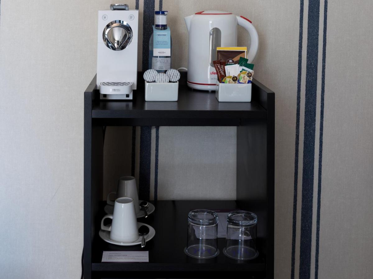 Utensilios para hacer té y café en Hotel Mercure Jardines de Albia