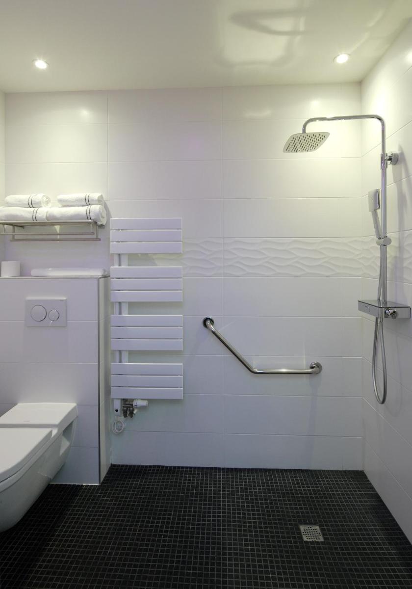 Salle de bains dans l'établissement Les Maisons du Pont - Charme & Caractère