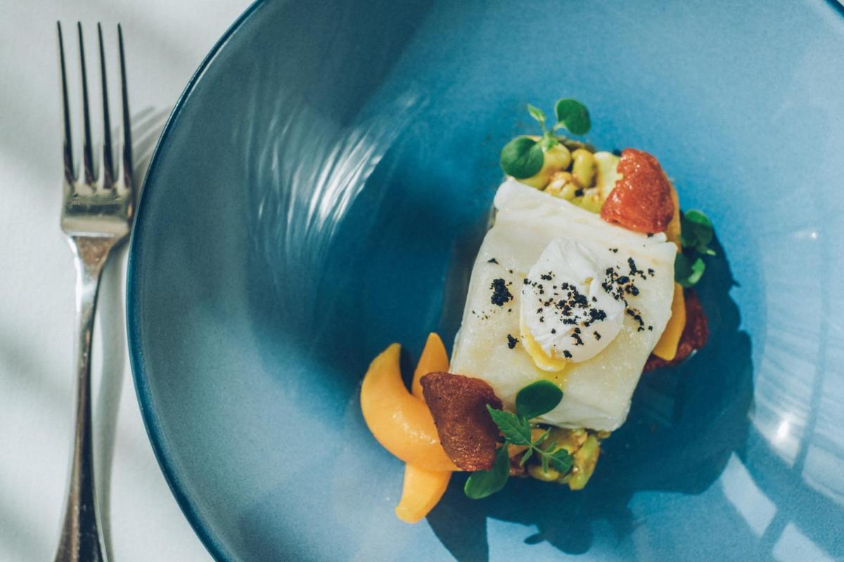 um prato azul com um pedaço de comida em Iberostar Selection Lisboa em Lisboa