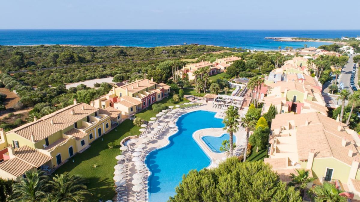 Una vista aérea del resort con el océano. en Grupotel Playa Club, en Son Xoriguer