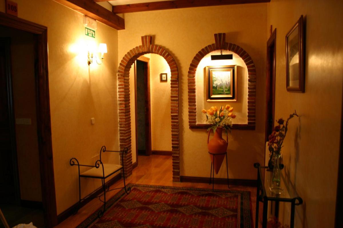 Imagen de la galería de Hotel "Posada de Cantabria EL SOLAR" -Cenas típicas y Gintonic- Bar -Terraza panorámica, en Galizano