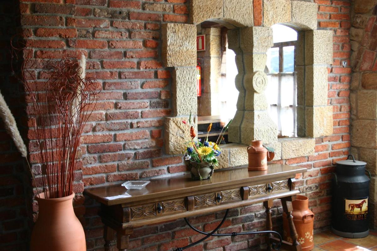 Imagen de la galería de Hotel "Posada de Cantabria EL SOLAR" -Cenas típicas y Gintonic- Bar -Terraza panorámica, en Galizano