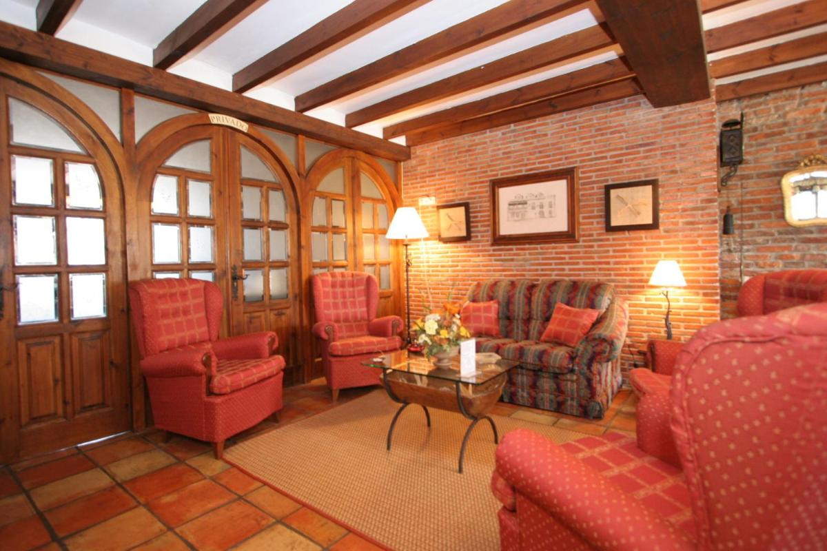 Zona de estar de Hotel "Posada de Cantabria EL SOLAR" -Cenas típicas y Gintonic- Bar -Terraza panorámica