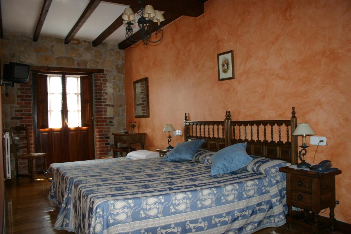 Cama o camas de una habitación en Hotel "Posada de Cantabria EL SOLAR" -Cenas típicas y Gintonic- Bar -Terraza panorámica