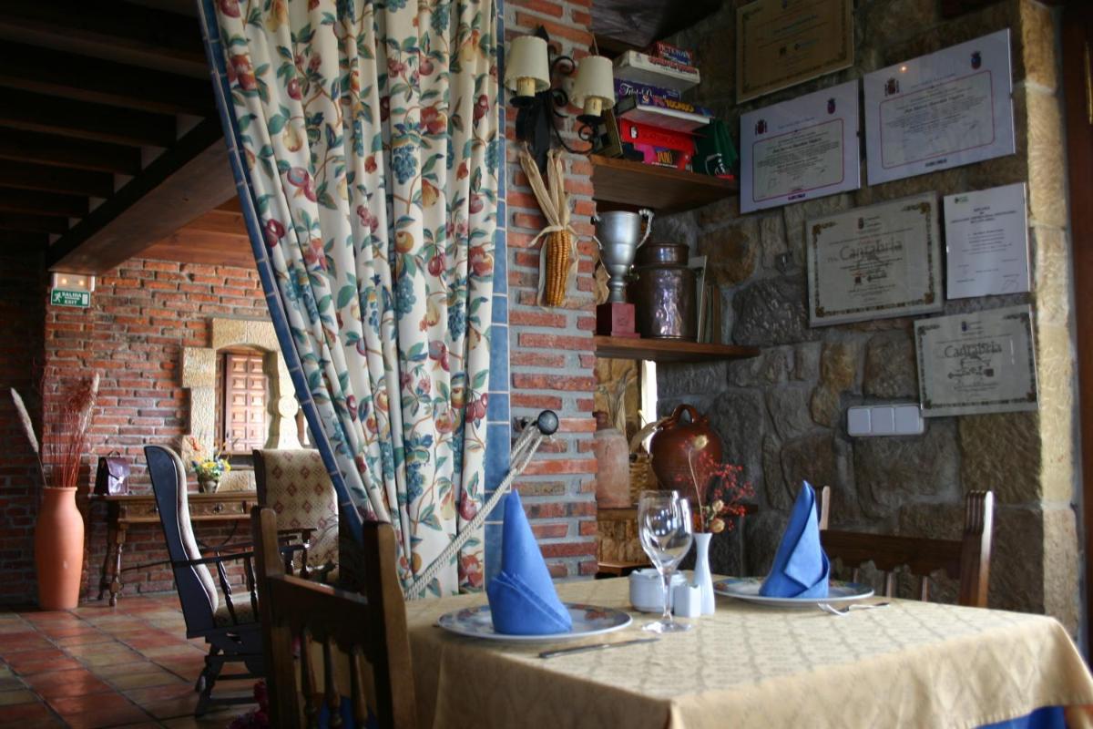 Un restaurante o sitio para comer en Hotel "Posada de Cantabria EL SOLAR" -Cenas típicas y Gintonic- Bar -Terraza panorámica