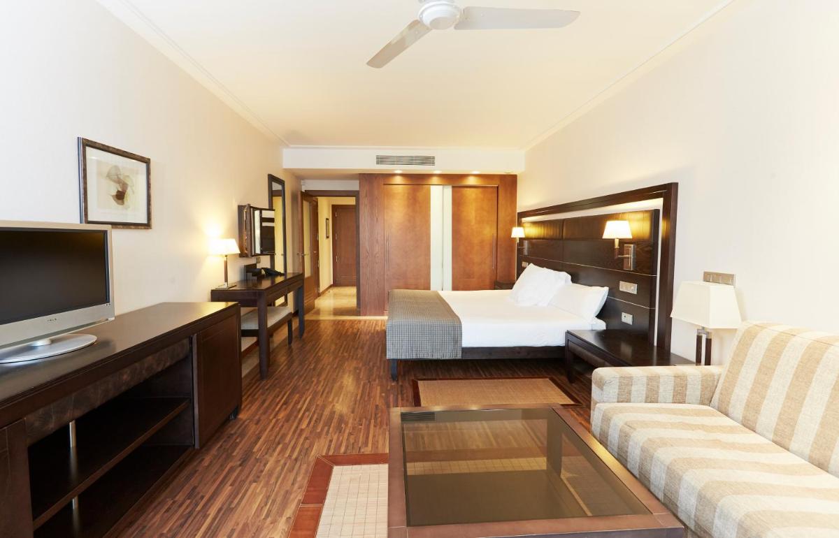 Cama o camas de una habitación en Insotel Fenicia Prestige Suites & Spa